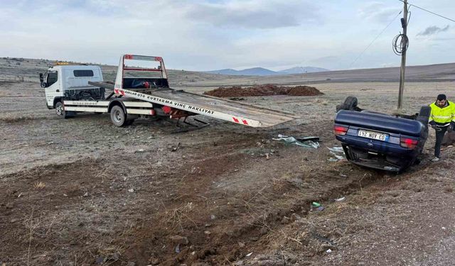 Afyon'da şarampole devrilen otomobilde 2 kişi yaralandı