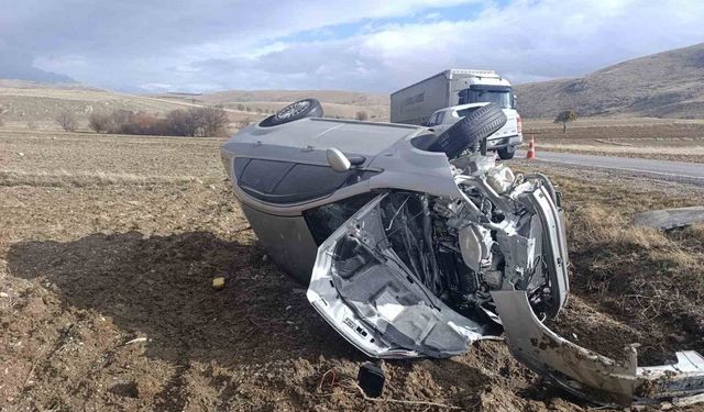 Afyon'da tırla çarpışan otomobilde 5 kişi yaralandı!