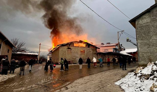Domaniç’te ahır yangını: Traktör ve minibüs kullanılamaz hale geldi
