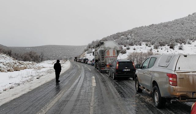 Seyitgazi yolunda arızalanan araç trafiği kilitledi