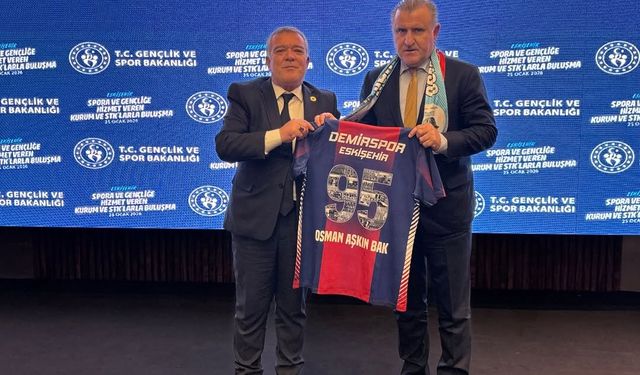 Bakan Bak’a Demirspor forması hediye ettiler