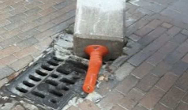 Eskişehir'de park eden araçlar dubalara zarar veriyor