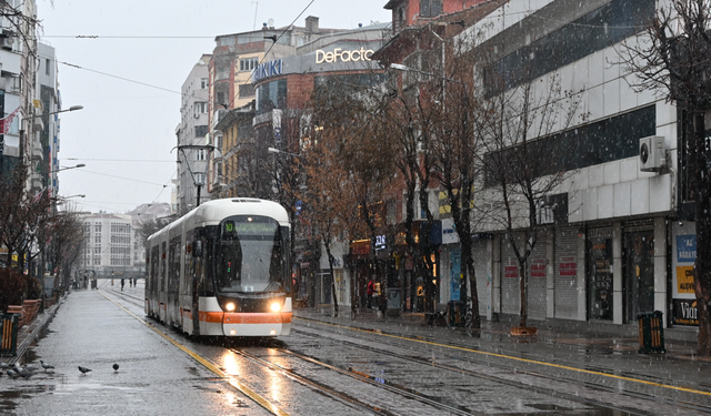 Eskişehir’de lapa lapa yağan kar kartpostallık manzara oluşturdu!