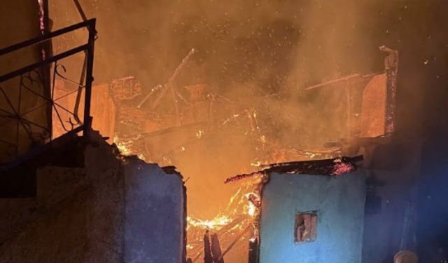 Gece yarısı çıkan yangında ev kül oldu!