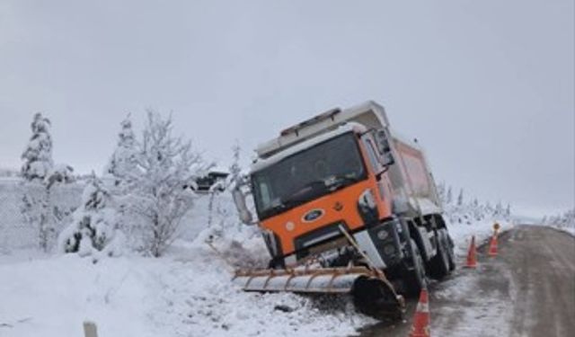Kar küreme kamyonu yoldan çıktı