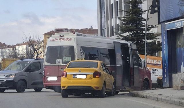 Eskişehir'de taksi, dönüş yapan dolmuşa çarptı