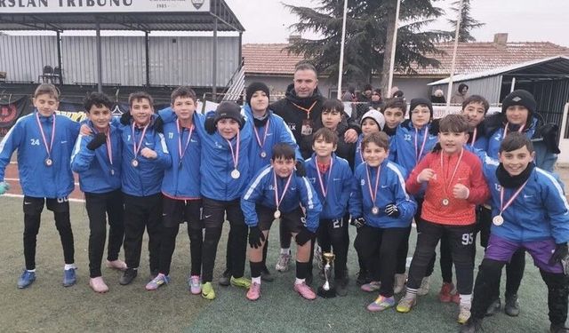 Çelikorduspor 2 kupa birden kaldırdı