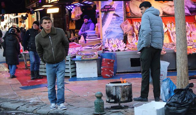 Eskişehir'de soğuk balıkçıları da vurdu: Ateş yakıp ısındılar