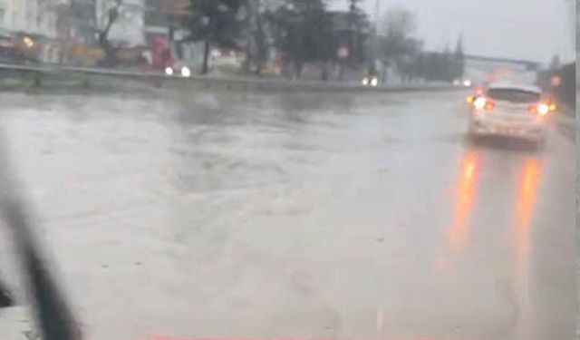 Eskişehir'de ulaşıma yağış engeli: Araçlar yolda kaldı