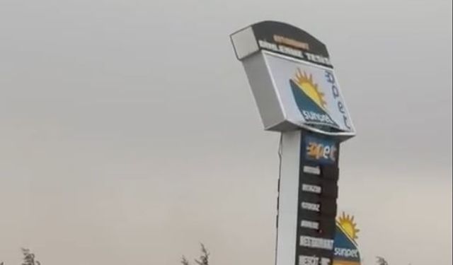 Eskişehir'deki fırtınada korku dolu anlar: Kağıt gibi sallandı!