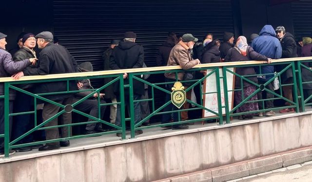 Eskişehir’de emekli ve öğrencinin tercihi: Kuyruk uzadıkça uzuyor!