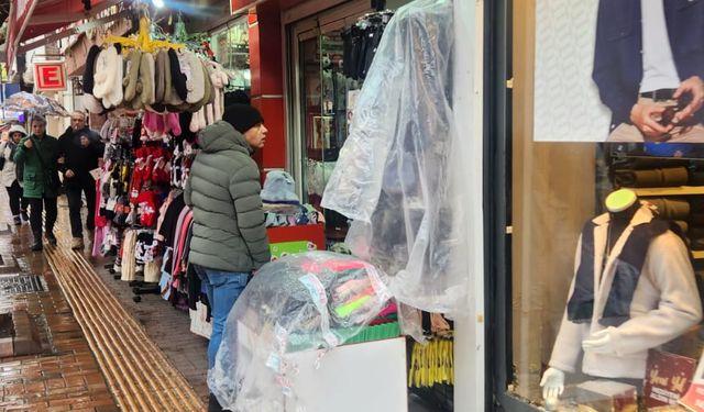 Eskişehir’de yağmur bastırdı, esnaf brandalara sarıldı!