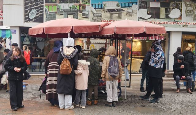 Eskişehir'de soğuk dinlemediler, önünde sıra oluştu!