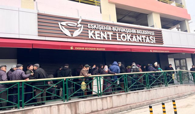 Eskişehir’de emekli ve öğrencinin tercihi: Kuyruk uzadıkça uzuyor!