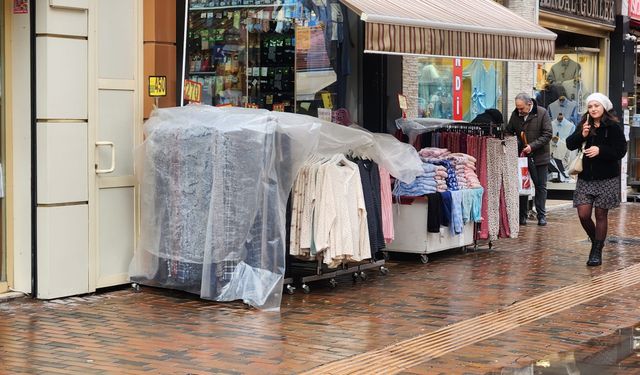 Eskişehir'deki yağış sonrası esnaftan brandalı önlem!