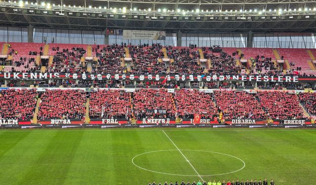 Eskişehirspor taraftarı 4 bin bayrakla görsel şov!