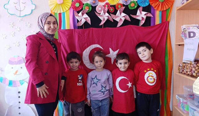 Minik öğrenciler kendi ellerinden bayrağıyla tanıştı