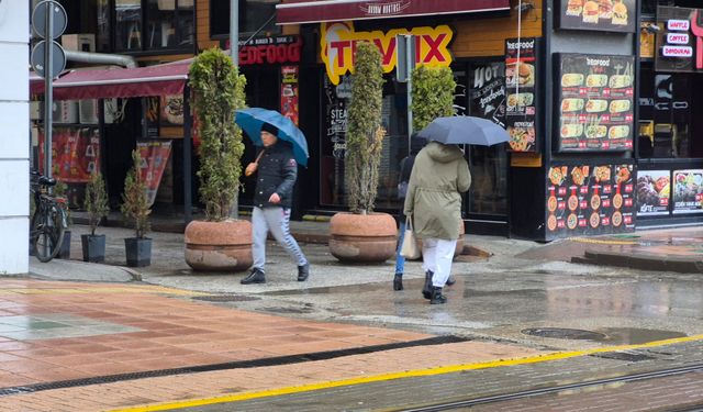 Sağanak yağış Eskişehir’de trafiği olumsuz etkiledi