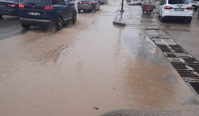 Eskişehir'de etkili olan sağanak sonrası cadde göle döndü!