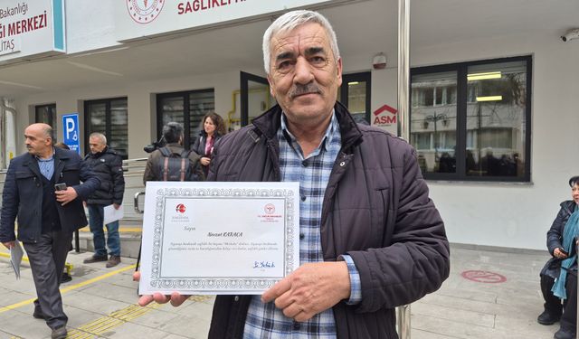 Eskişehir Valisi’nden sigara bırakan vatandaşa plaket!