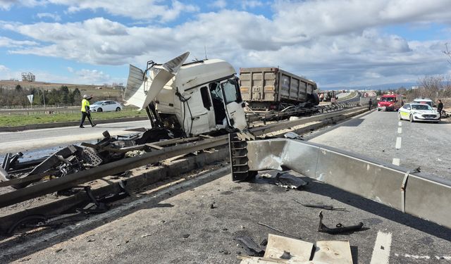 Eskişehir çevre yolunda korkutan kaza: Tırın kabini koptu!