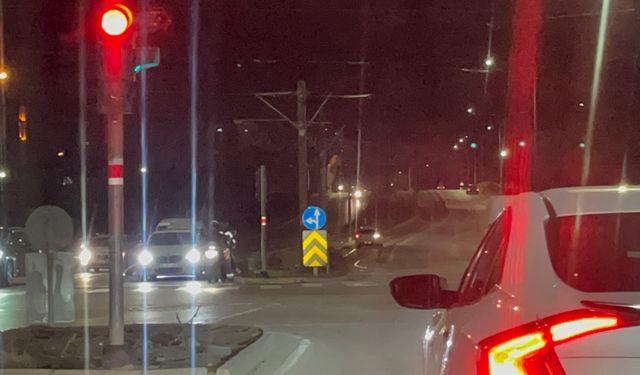 Eskişehir'de tramvay yolunda girdi, yetmedi geri manevra yaptı!