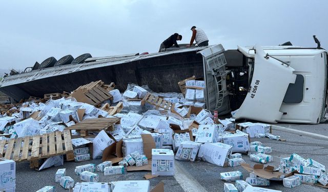 Eskişehir yolunu kapatan kaza: Binlerce süt çevreye dağıldı!