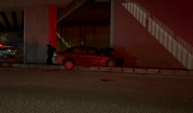 Eskişehir çevre yolunda kaza: Araç kolona saplandı!