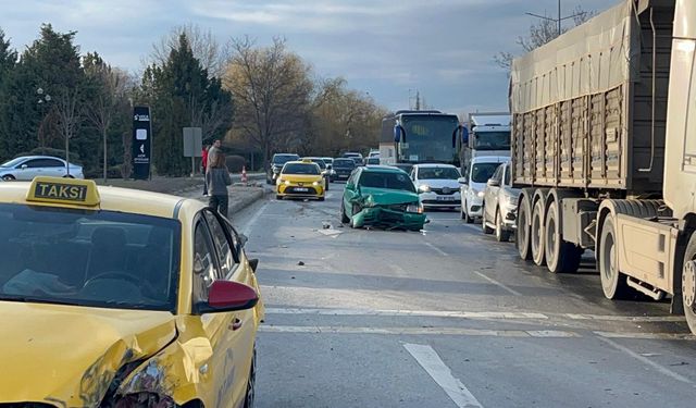 Eskişehir çevreyolunda taksi otomobile çarptı: Trafik kilitlendi!