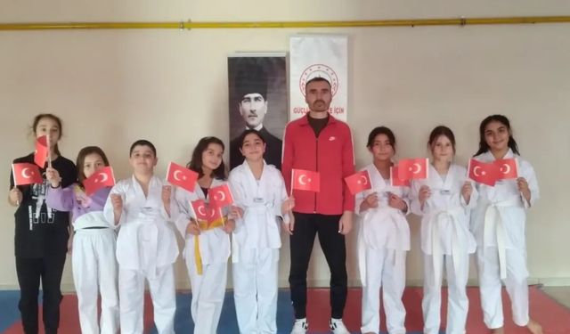 Antrenmanda Türk bayrakları ile poz verdiler