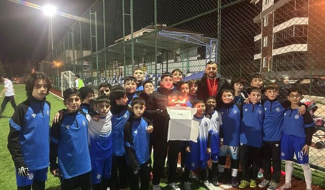 Antrenörlerine doğum günü sürprizi yaptılar