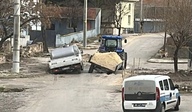 Seyitgazi’de yol çöktü, 2 araç toprağa gömüldü!