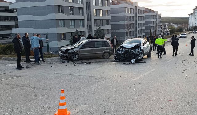 Eskişehir'de belediye otobüsü 2 araca çarptı: 6 yaralı!