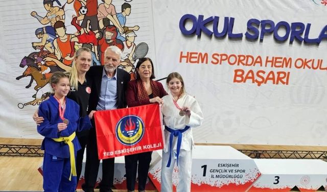 Milletvekili Jale Nur Süllü torununu yalnız bırakmadı