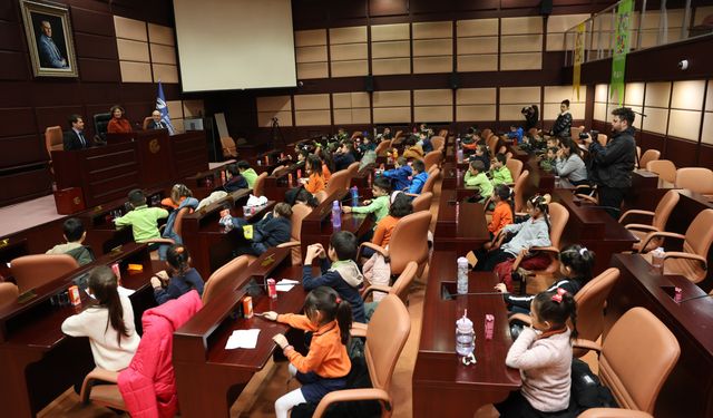 Eskişehir’in minik ziyaretçileri Belediye Meclisi’nde buluştu