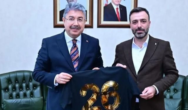 Vali Yılmaz’a forma hediye etti