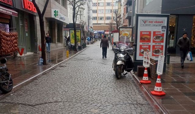 Eskişehir’de kronikleşen sorun sürüyor: Kaldırımlar işgal altında!