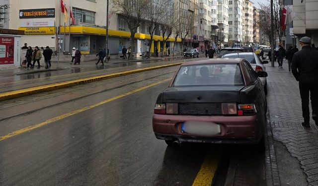 Eskişehir'de kaldırım işgali isyan ettirdi: Tepkiler büyüyor!