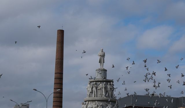 Eskişehir Ulus Anıtı'nda kuşlardan kartpostallık görüntü!