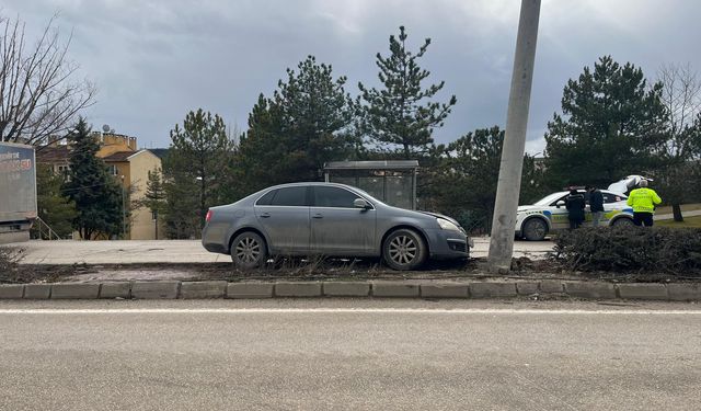 Eskişehir’de trafik kazası: Otomobil direğe çarptı!
