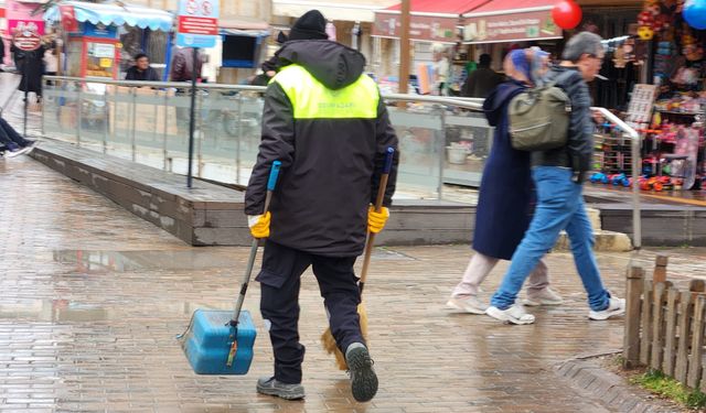 Eskişehir'in kalbinde gün boyu temizlik: Ekipler sahada!