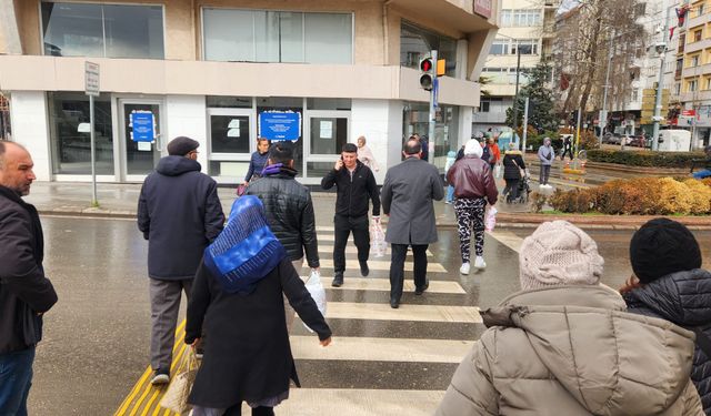 Eskişehir’de kuralsızlık hem sürücüyü hem yayayı tehdit ediyor!