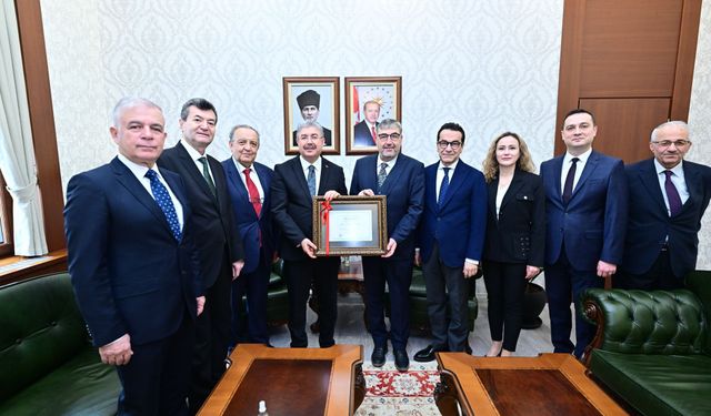 Valisi Yılmaz, Sivrihisar Eğitim Vakfı’nın onursal üyesi oldu