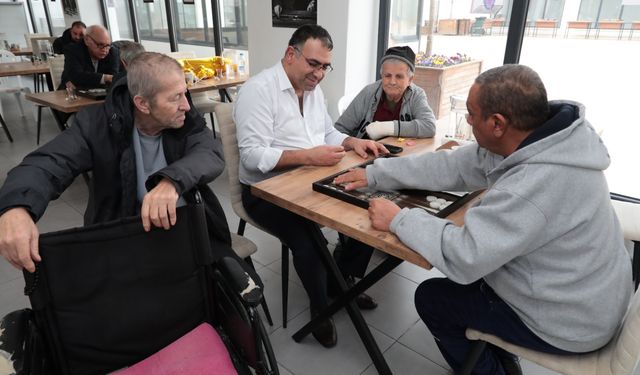 Lütfü Yüksel Yaşlı Bakım Merkezi’nde tavla heyecanı