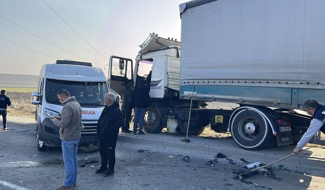 Eskişehir’de işçi servisine tır çarptı: 12 kişi yaralandı!