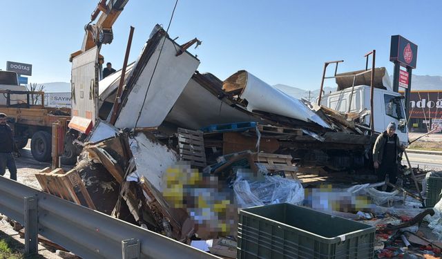 Afyon'da tır kazası: Ortalık savaş alanına döndü!