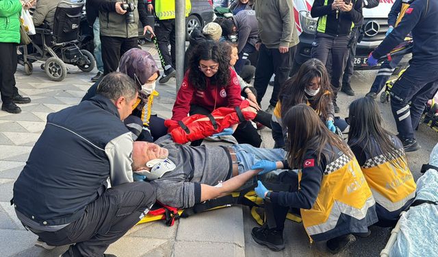 Eskişehir'de caddeyi karıştıran kaza: Araç yayaların arasına daldı!