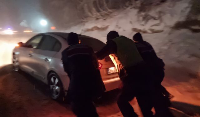 Kütahya'da kar alarmı: Sürücüler zor anlar yaşadı!