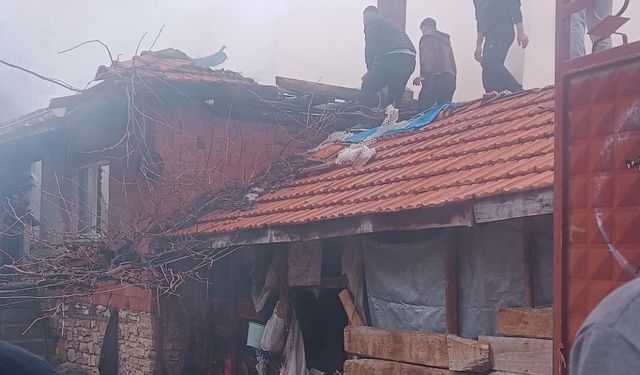 Kütahya’da ev yangını: İtfaiye zamanında müdahale etti