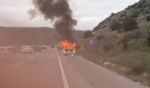 Eskişehir yolunda araç alev aldı!